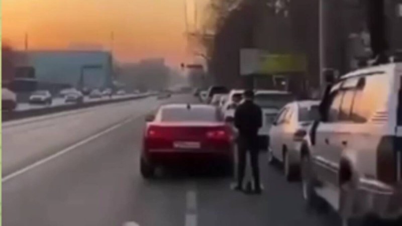 Алматыда қымбат көлік иесі жол ортасында намаз оқыды (ВИДЕО)