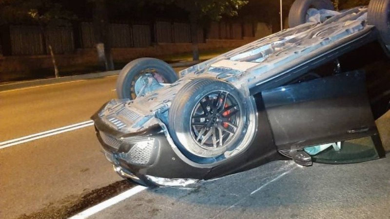 Алматыда жолда келе жатқан көлік аударылып кетті – видео