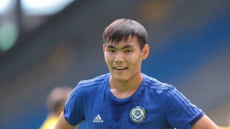 Орыс тілшілерімен аудармашы арқылы сөйлескен қазақ "Зенитке" ауыспақ (видео)