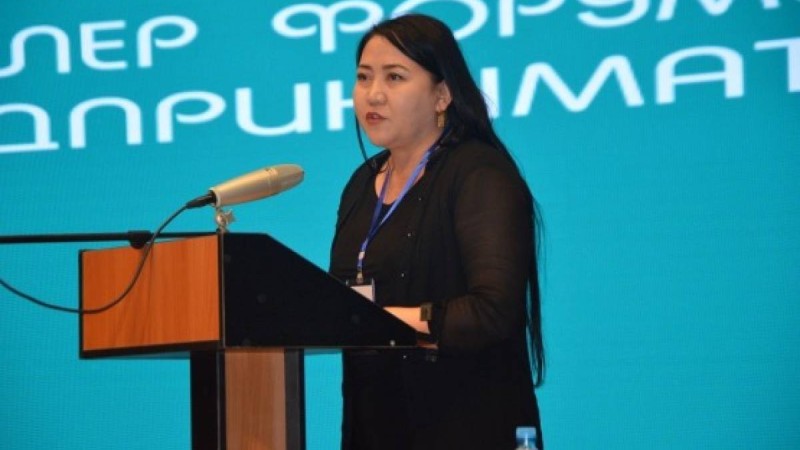 “Қазақстан халқына” қорының басшысы қымбат киімдермен көзге түсті