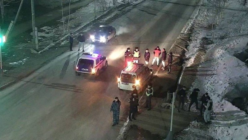 Көкшетауда үш жігіт жолды бөгеп, жүргізушіні көліктен шығарып соққыға жыққан