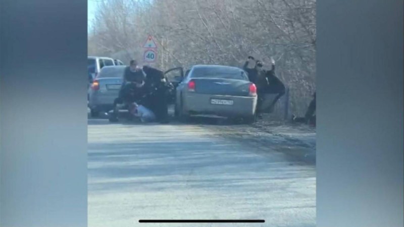 Оралда қарулы қылмыскерді ұстаған сәт видеоға түсіп қалды