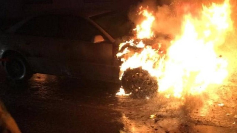 Журналист Вадим Борейко операторының екі көлігін белгісіз біреулер өртеп кеткенін мәлімдеді