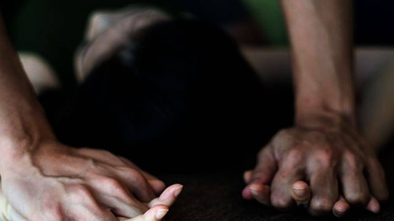 Жетпісті алқымдаған депутат 15 жастағы қызды азғындап жатқан жерінен ұсталды