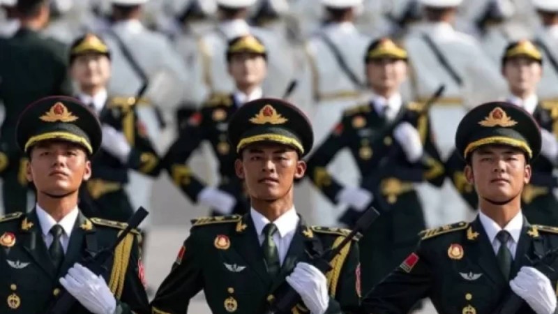 "Қытай ұлтының қайта жаңғыруын тоқтату мүмкін емес": Бейжіңде ел тарихындағы ең үлкен әскери парад өтті
