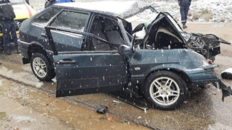 Алматыда жантүршігерлік жол апаты: Жеңіл көлік КамАЗ-ға соғылып, 2 адам қаза тапты