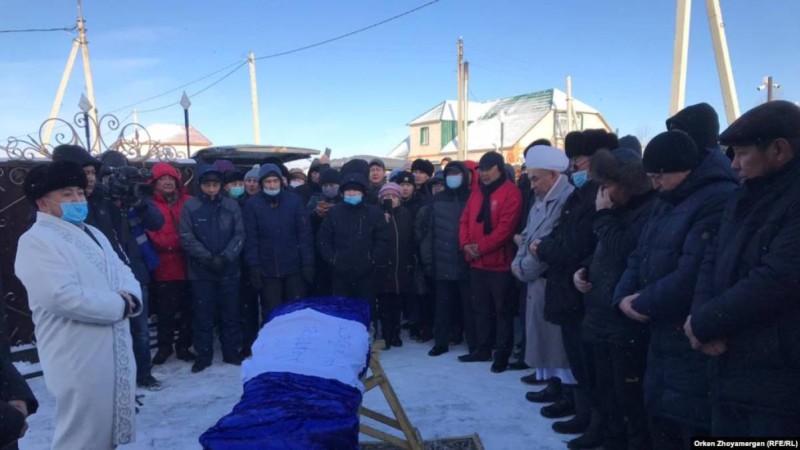 Әкесінің жанына жерленді: 200-ден астам адам Жанболат Ағаділді ақтық сапарға шығарып салды