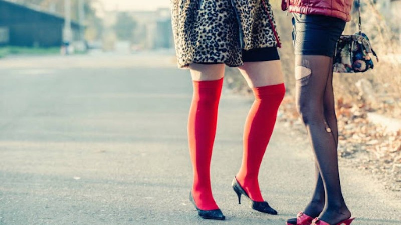 "Қаласаң — еркекпін, қаламасаң — әйелмін": Атырауда екі трансвестит жезөкше ұсталды