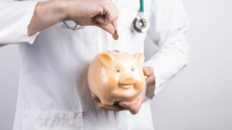 «Біз ауада қалған маман иесіміз»: Дәрігерлер жалақыларын көтеруді сұрайды