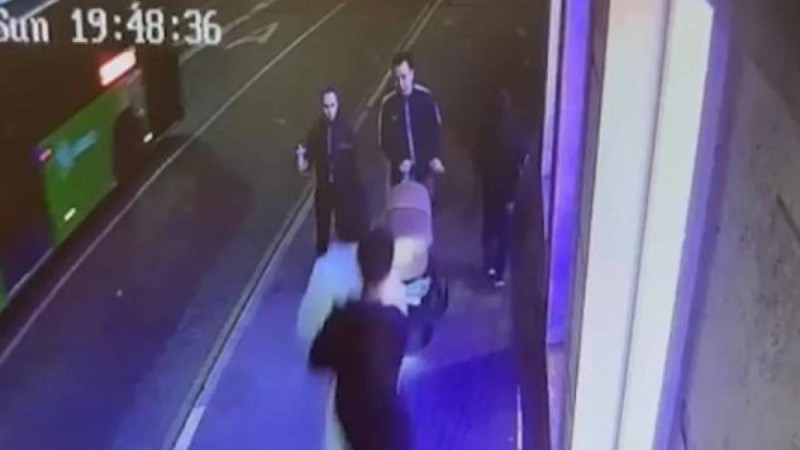 Алматыда жасөспірімдер арбадағы сәбиді электросамокатпен қағып кете  жаздады