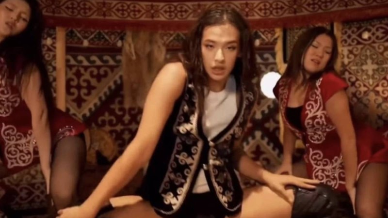 Киіз үйде жартылай жалаңаш билеген: Желіде тараған видеоға қатысты Балаева пікір білдірді