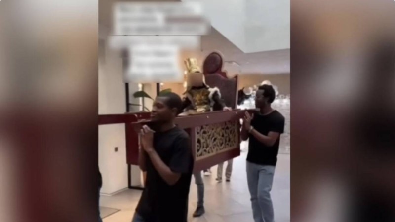 «Жабайылыққа үйретуде»: Тойда афроамерикалықтар кішкентай баланы таққа отырғызып алып шыққан (ВИДЕО)