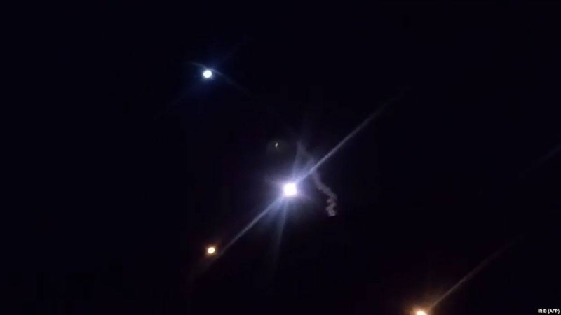 «Шапалақпен тартып жібердік». Иран АҚШ-тың Ирактағы әскери базасын атқылады