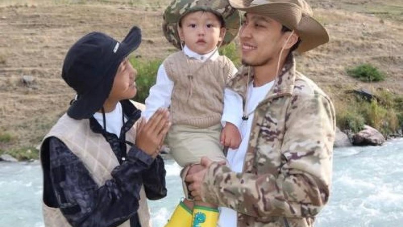 «Әкесінен аумай қалған» – Желіде Ерке мен RaiM-нің отбасылық фотолары қызу талқылануда