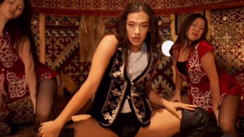 "Хайп жасап, қарғыс естіді": Киіз үйде жартылай жалаңаш билегендер көпшіліктің ашуын туғызды