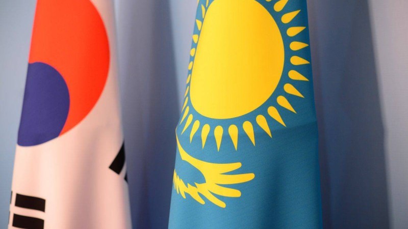 Кәріс жігітіне тұрмысқа шыққан қазақ қызы көптің қызу талқысына түсті (видео)