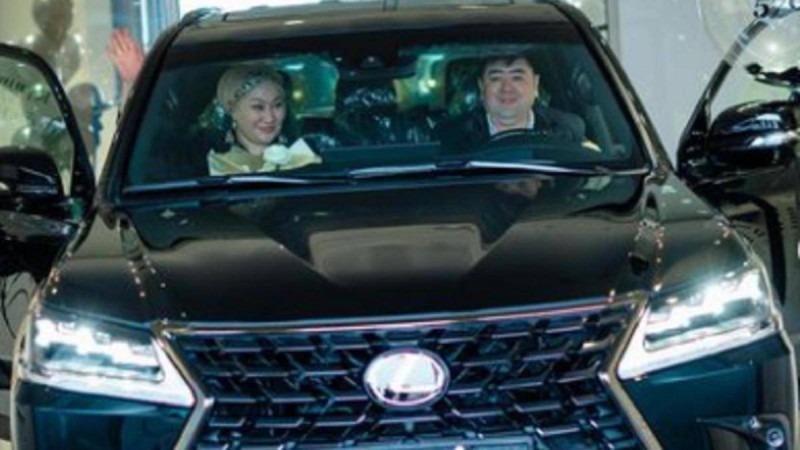 Төреғали Төреәлінің қарындасы әкесіне соңғы үлгідегі Lexus 570 көлігін сыйлады