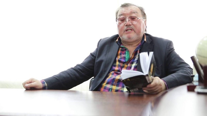 "Жүнін жұлған тауық": Белгілі ақын қазақшаға шорқақ шенеуніктерді сынға алды