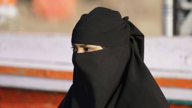 "Хиджабқа тыйым салынса, тақияға да тыйым салыну керек": Халық діни киімге тыйым салуға қарсы