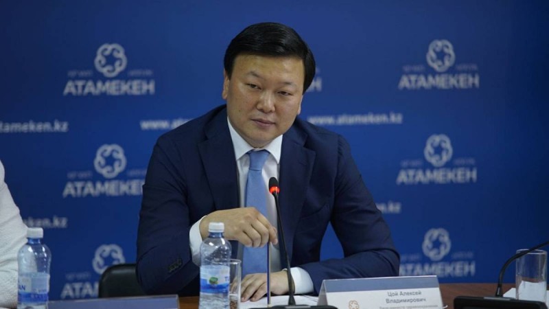 «Мұндай қарқынмен вакцинациялауға 15 жыл кетеді». Депутат Алексей Цойдың жұмысын сынға алды