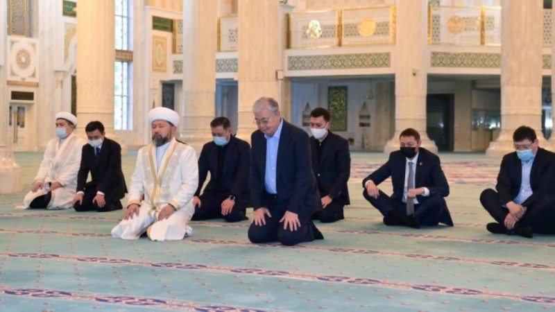 Президент қаңтар оқиғасы кезінде қайтыс болған азаматтардың рухына құран бағыштау рәсіміне қатысты