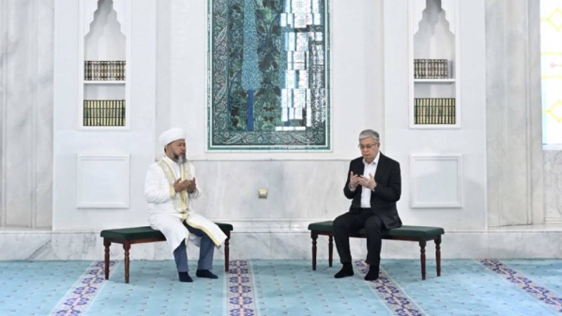 Президент Әзірет Сұлтан мешітіне барды