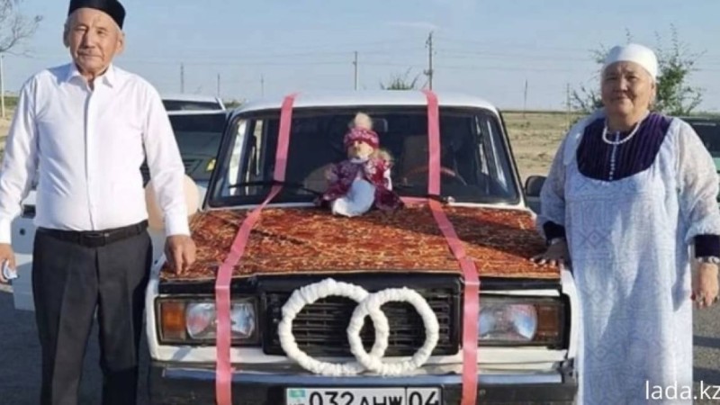 Алтын тойын ерекше атап өткен жаңаөзендік ерлі-зайыпты желі қолданушыларын тәнті етті