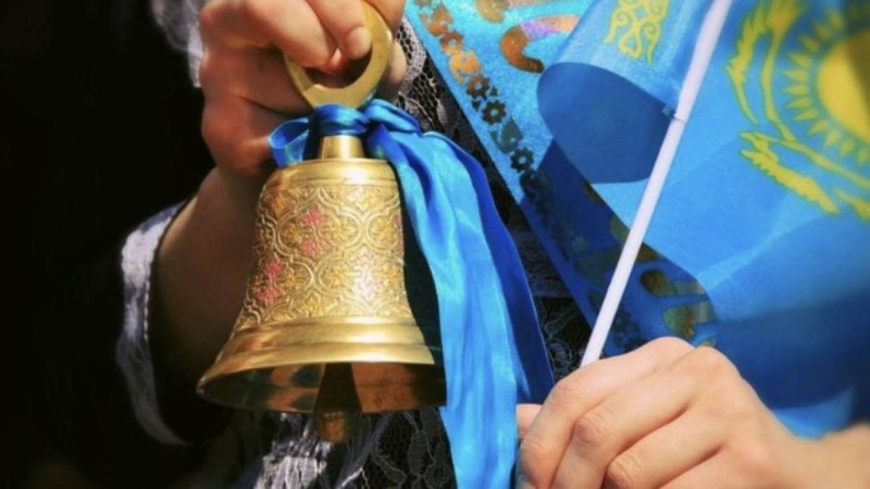 "Бір оқушыға 235 мың теңге": Қазақстандық ата-аналар мектеп түлектерінің соңғы қоңырау мен бітіру кешіне қанша ақша жұмсады