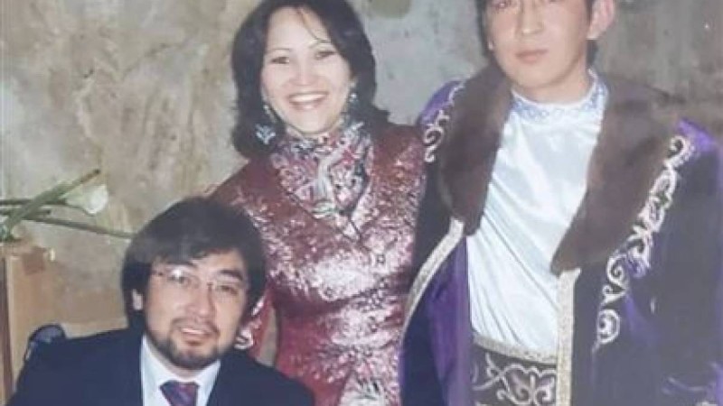 "Аузы буылған өгіз күйінде отырған...": Айгүл Елшібаева өнер адамының депутат болуына қарсы шықты