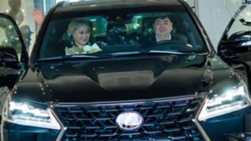 "Мұндай күйін алғаш көруім": Күйеу баласы су жаңа көлік сыйлаған Төреғалидің әкесі көз жасын тоқтата алмады