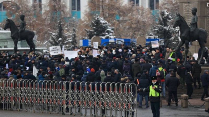 Алматыда алаңда қалғандарға прокуратура мен әкімдік өкілдері келді. Полиция бірнеше адамды ұстады