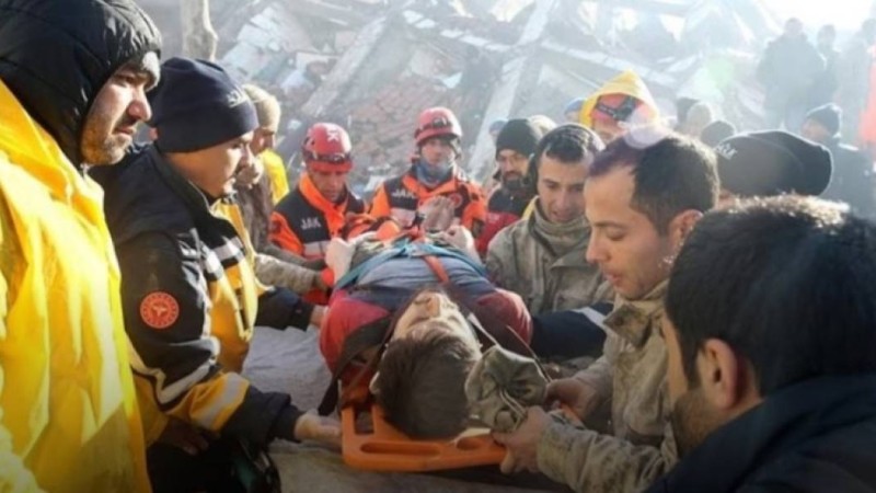 Түркияда 10 жасар бала 114 сағаттан кейін үйінділердің астынан тірі табылды