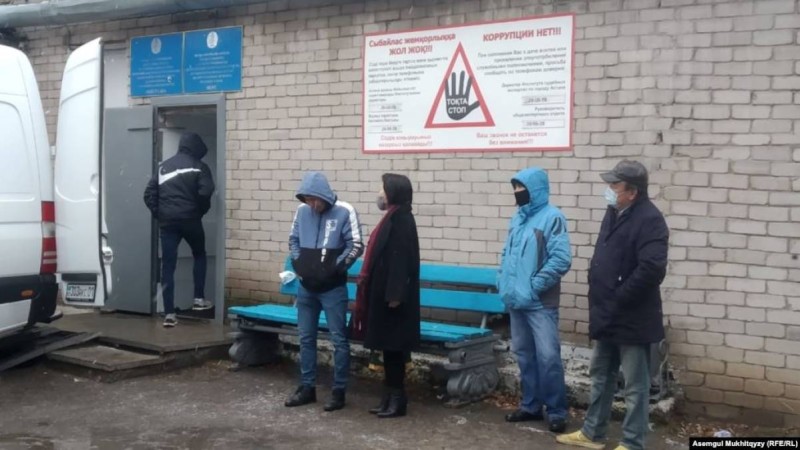 Ағаділдің туысы: "Дулаттың ұлына үш жерден пышақ сұққан" - Белсенділер полиция ғимаратының алдына жиналды