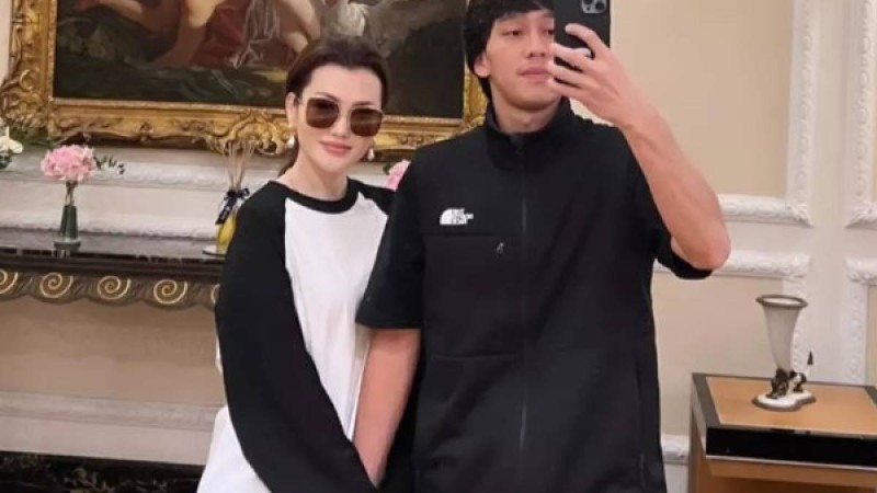 "Сезім осы сәттен бастау алған еді": Ерке Есмахан Раиммен алғаш танысқан сәтті көрсетті (фото, видео)