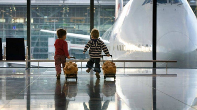 Қазақстандықтар енді екі баласы үшін ұшаққа билет сатып алмаса да болады: Жаңа бастама қолға алынды - Қазақстан жаңалықтары