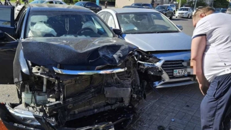 "6250 теңге": Астанада жол апатына түскен депутат Яндекс такси берген өтемақы мөлшеріне шағымданды