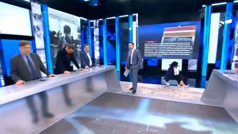 Тележүргізуші тікелей эфирде құлап, қолын сыдырып алды (видео)