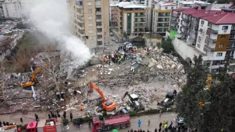 Түркиядағы зілзала: Қаза тапқандар саны 3,3 мыңнан асты