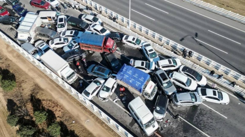 Қытайда 10 минутта 49 көлік соқтығысып, 16 адам қайтыс болды