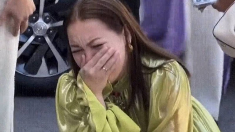 Актриса Жұлдызай Дүйсенбиева күтпеген сыйлық алып, жылап қалды