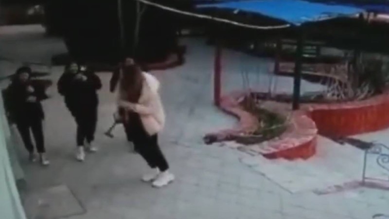 Иесі оларды жазалаудан бас тартты. Ақтауда қыздар дәмхананың есігін балғамен ұрып сындырды (видео)