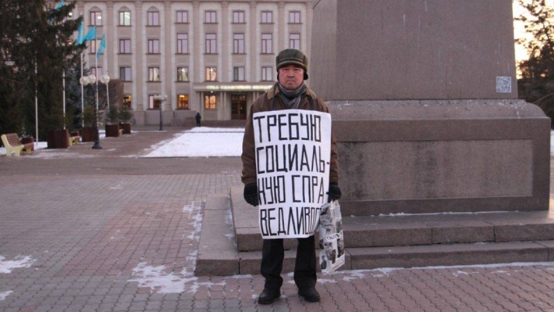 Пикетке шыққаны үшін сотталған Орал тұрғыны аштық жариялады