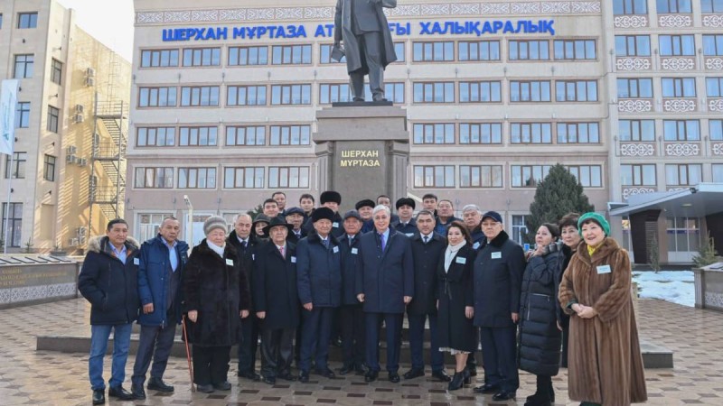 Қасым-Жомарт Тоқаев жазушы Шерхан Мұртаза ескерткішіне гүл шоғын қойды
