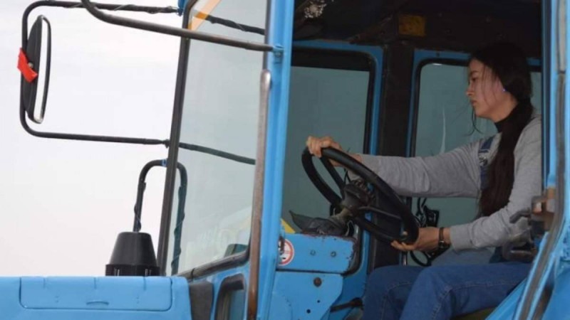 Түркістандық студент қыз трактор айдап күн көріп жүр