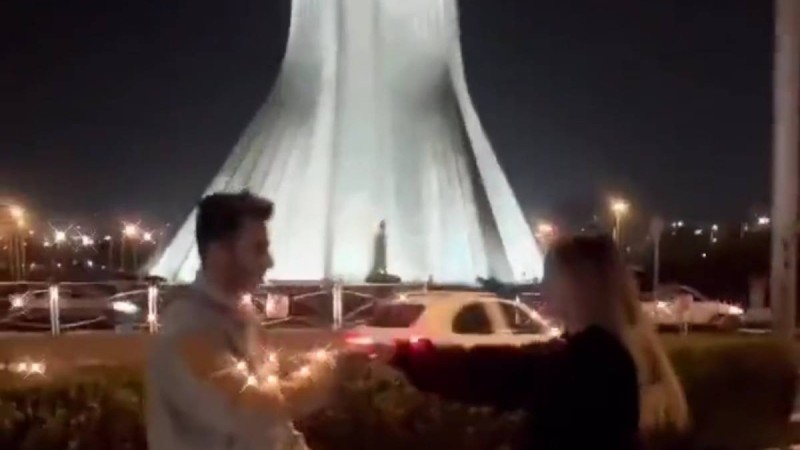 «Тегеран қақпасы» алдында билеген ирандықтар 10 жылға сотталды