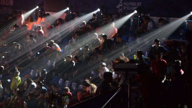 Спортшылар өнер көрсету кезінде он метрлік биіктіктен құлап кетті – видео