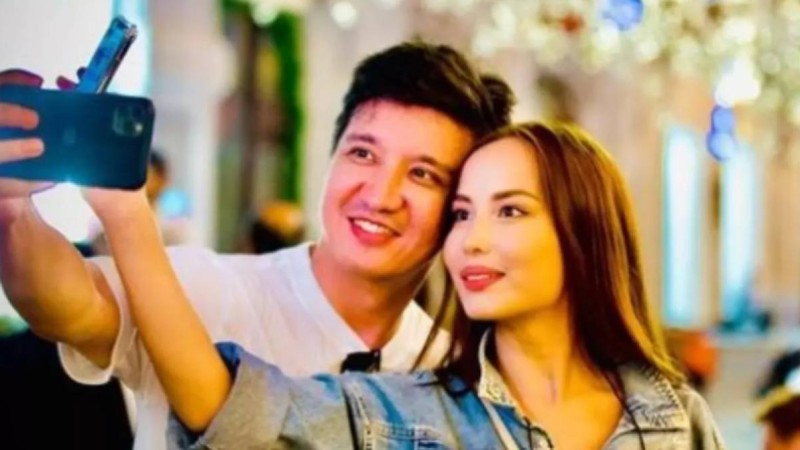 Айқын Төлепберген отбасымен бірге АҚШ-қа аттанды