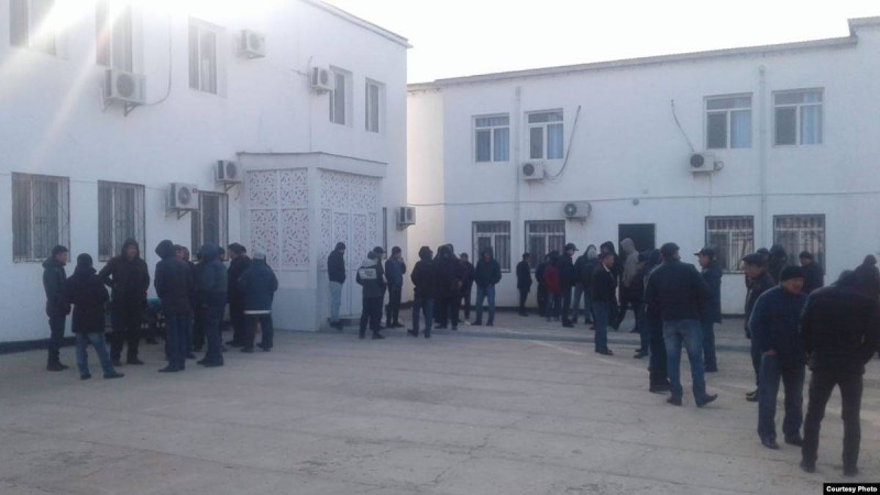 Қытайлық мердігер компания жұмысшылары жұмыссыз қалғандарына наразы