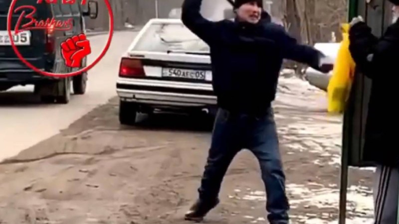 Ер адамның қарияны таяқпен ұрған видеосы пайда болды (желідегі видео)