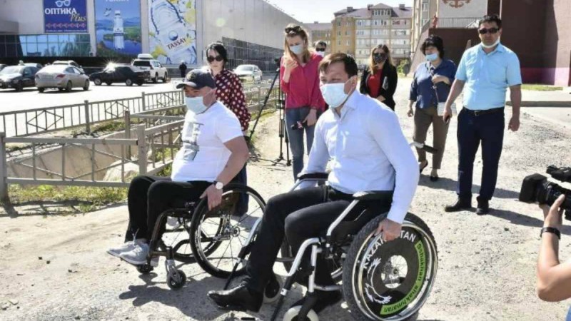 Ақтөбенің әкімі қаланы мүгедектер арбасымен аралап шықты - Қазақстан жаңалықтары